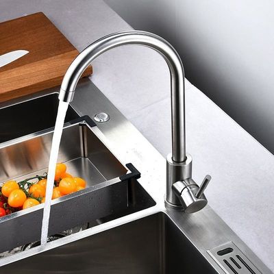 Μαυρισμένο όμορφο καυτό και κρύο συντηρητικό βρυσών κουζινών ανοξείδωτου